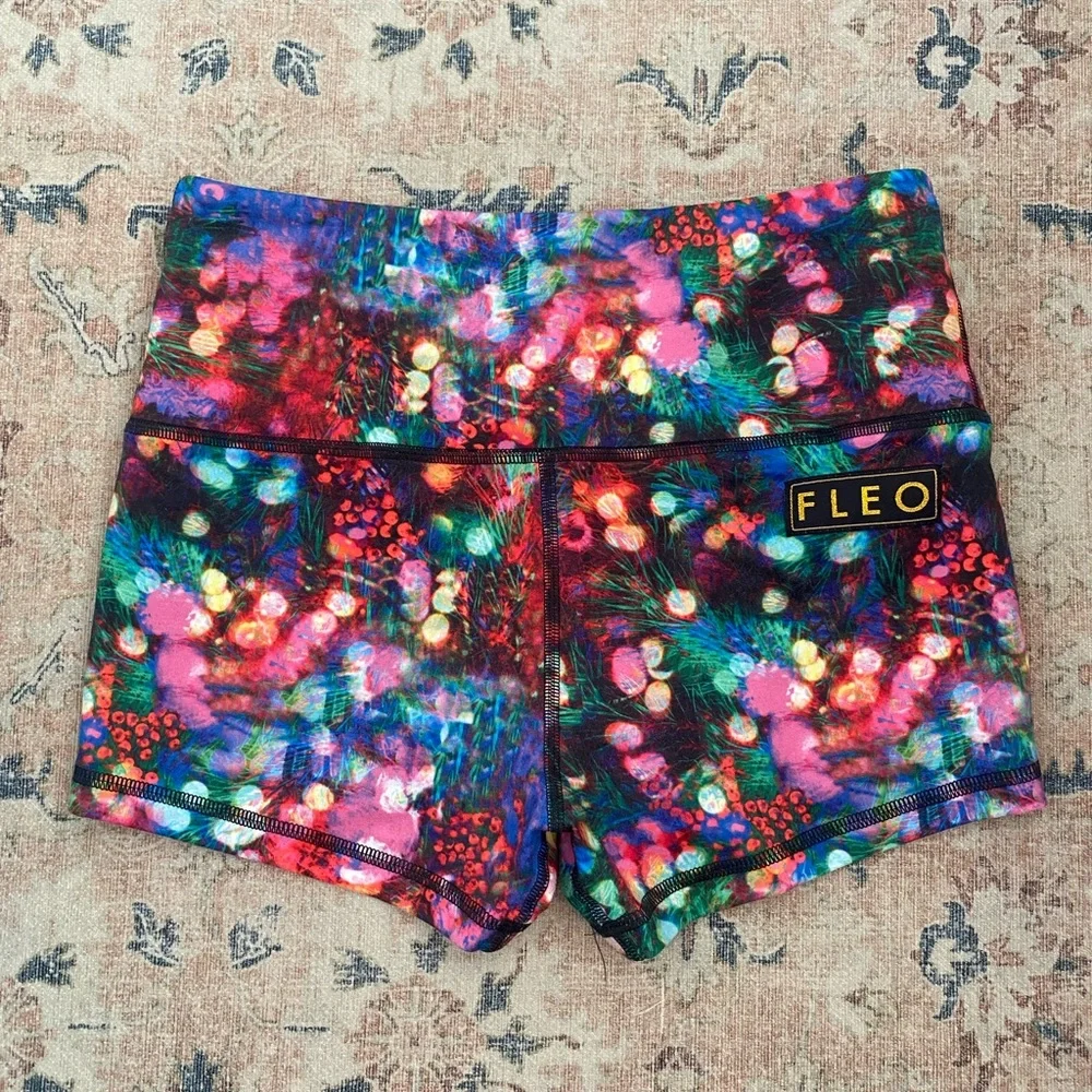 Fleo Shorts - Picture 1 of 3